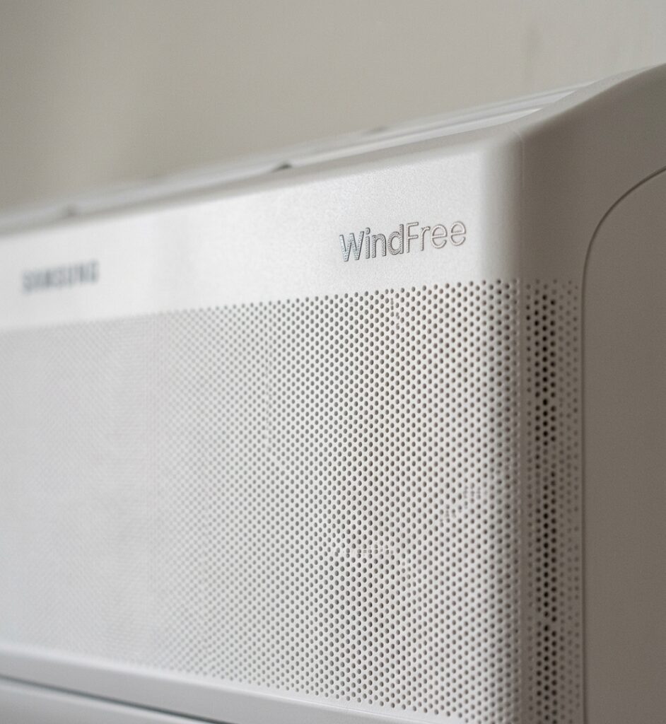 Ar Condicionado Split Inverter Samsung WindFree AI 12.000 BTUs Frio 220V - cena detalhe gerada por IA a partir da foto oficial