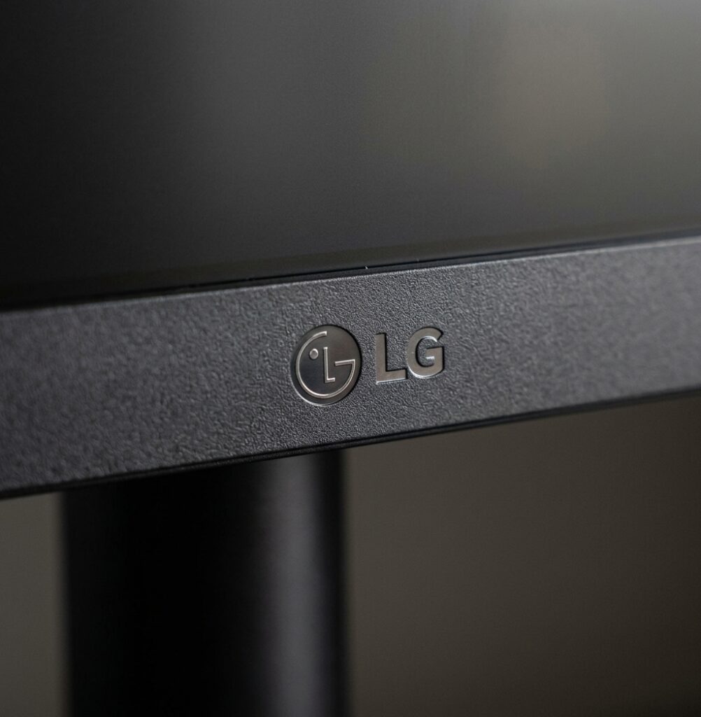 LG Monitor Gamer UltraGear 27” IPS 180Hz 1ms NVIDIA G-SYNC - cena detalhe gerada por IA a partir da foto oficial